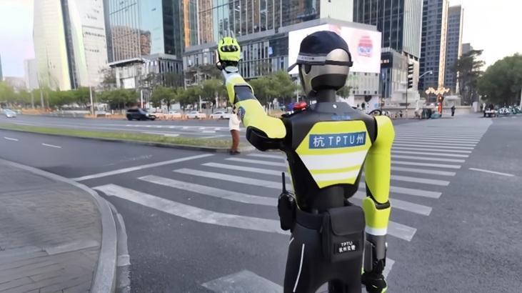 Hangzhou Kavşaklarında Yapay Zeka Devrimi: İnsansı Robotlar Trafiği Yönetiyor