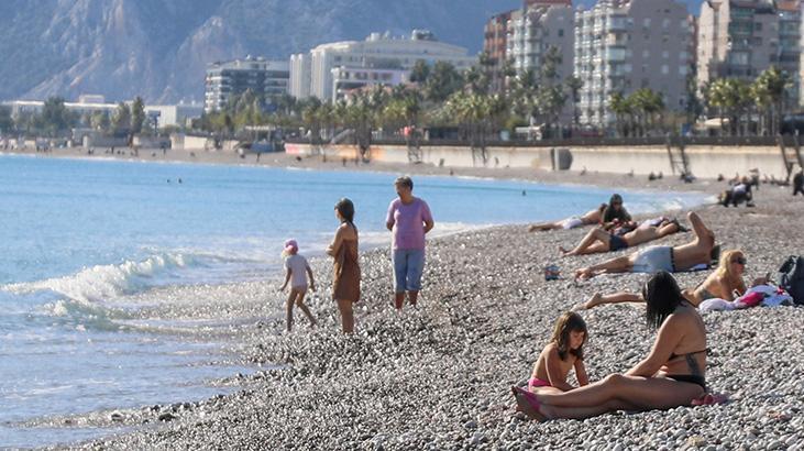 Aralık Ayında Antalya'da Yaz Esintisi: Denize Girenler ve Güneşlenenler
