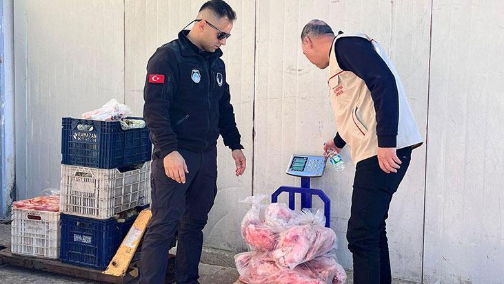 Antalya'da Soğuk Hava Deposuna Baskın: Yüzlerce Kilo Bozuk Gıda Ele Geçirildi