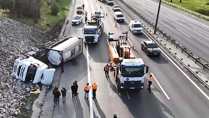 TEM Otoyolu'nda Tehlikeli Kaza: Hammadde Tankeri Su Kanalına Devrildi, Trafik Durdu