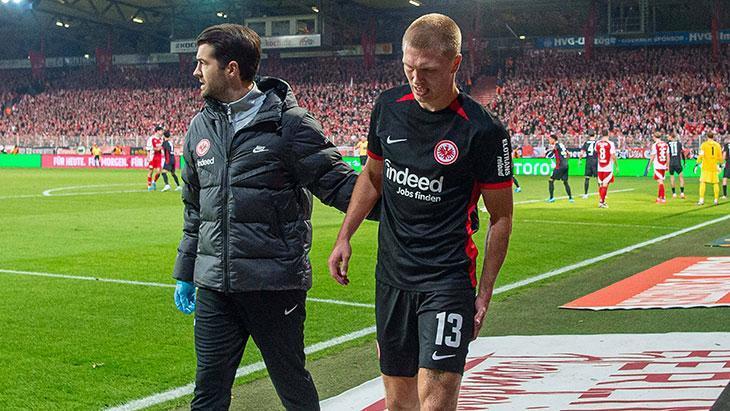 Bundesliga'da Sıra Dışı Kovulma: Rakip Oyuncuyu Tedavi Eden Doktor Görevden Alındı