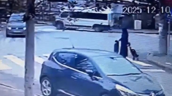 Minibüs Çarptı: Küçük Miraç Hayatını Kaybetti, Kaza Anı Kamerada