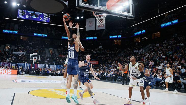 Basketbol Süper Ligi'nde Nefes Kesen Derbi: Fenerbahçe Beko ve Anadolu Efes Karşı Karşıya