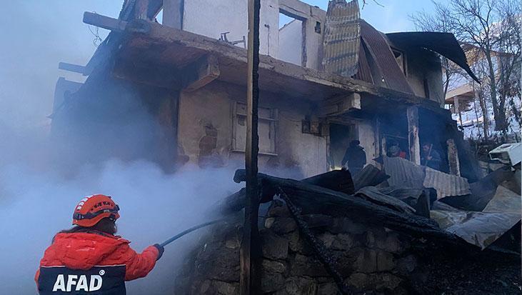 Artvin'de Yangın: İki Katlı Ahşap Ev Kül Oldu