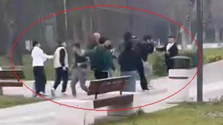 Bursa Kent Meydanı'nda Gençler Arasında Vahşi Kavga: Dehşet Anları Kamerada