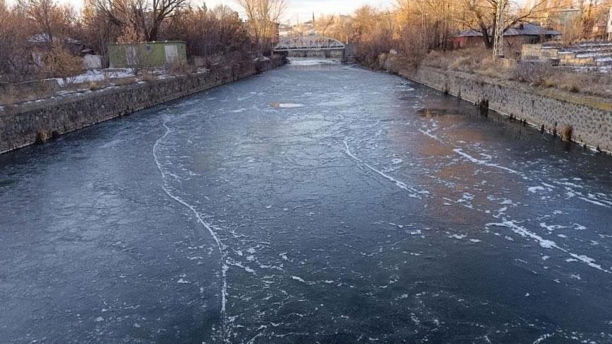 Kars'ta Termometreler Eksi 15 Dereceyi Gördü: Kars Çayı Bir Günde Buz Tuttu