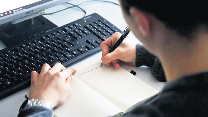 Dijital Çağda Yazı Yazma Kavgası: Çocuklar Neden Kalem Tutmakta Zorlanıyor?
