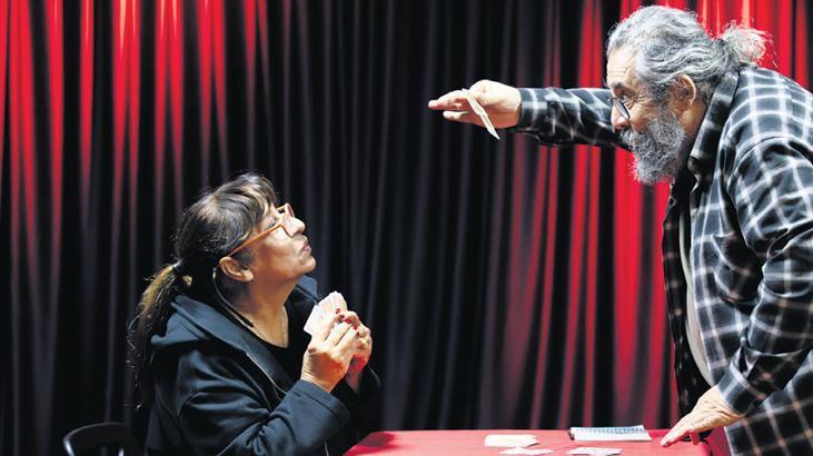 Melek Baykal ve Mehmet Atay'dan Duygusal Komedi: "Ahududu" Sahneleniyor