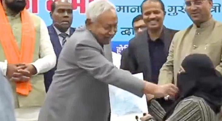 Hindistan'da Atama Töreninde Tartışmalı Anlar: Başbakan'dan Doktorun Peçesine Müdahale