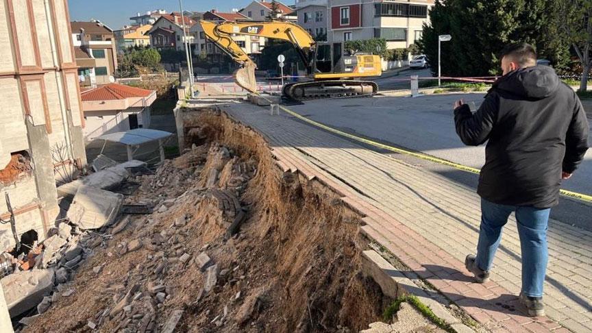 Duyarlı Vatandaşın İhbarı 31 Öğrenciyi Kurtardı: İstinat Duvarı ve Yürüyüş Yolu Çöktü