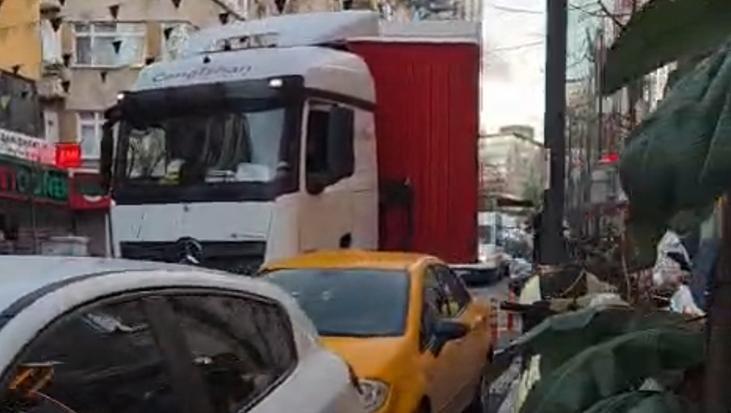 Dar Sokakta TIR Dehşeti: Manevra Yaparken 3 Araca Zarar Verdi