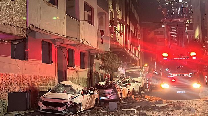 Zeytinburnu'nda Kentsel Dönüşüm Tehlikesi: Bina Parçaları Araçlara Yıkıldı