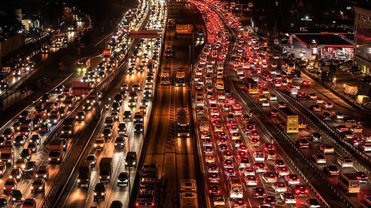 İstanbul'da Cuma Trafiği Rehin Aldı: Yoğunluk Üç Gündür Yüzde 80'in Altına Düşmedi