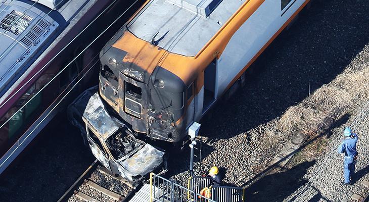 Japonya'da Tren ve Otomobil Çarpıştı: Facianın Eşiğinden Dönüldü