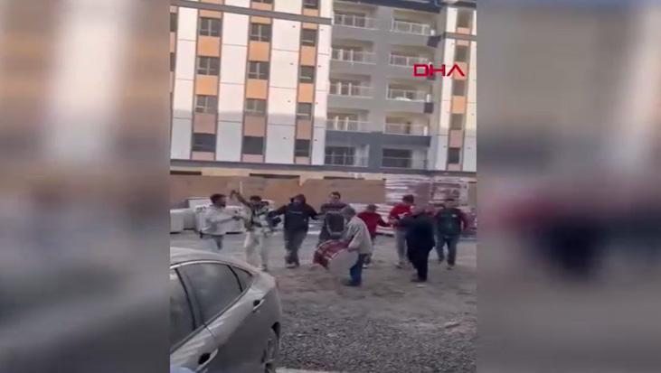 Deprem Konutları İnşaatında Kaba İnşaat Tamamlandı: İşçilerden Coşkulu Kutlama