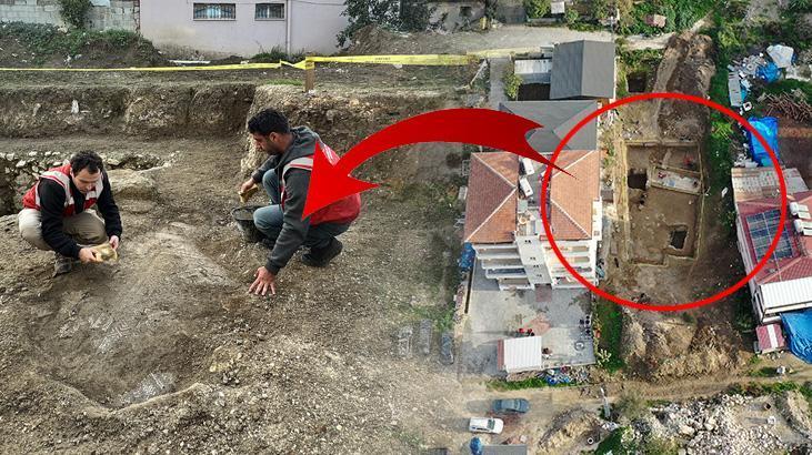 Hatay'da Yıkılan Binanın Temelinden Tarihi Mozaik Çıktı