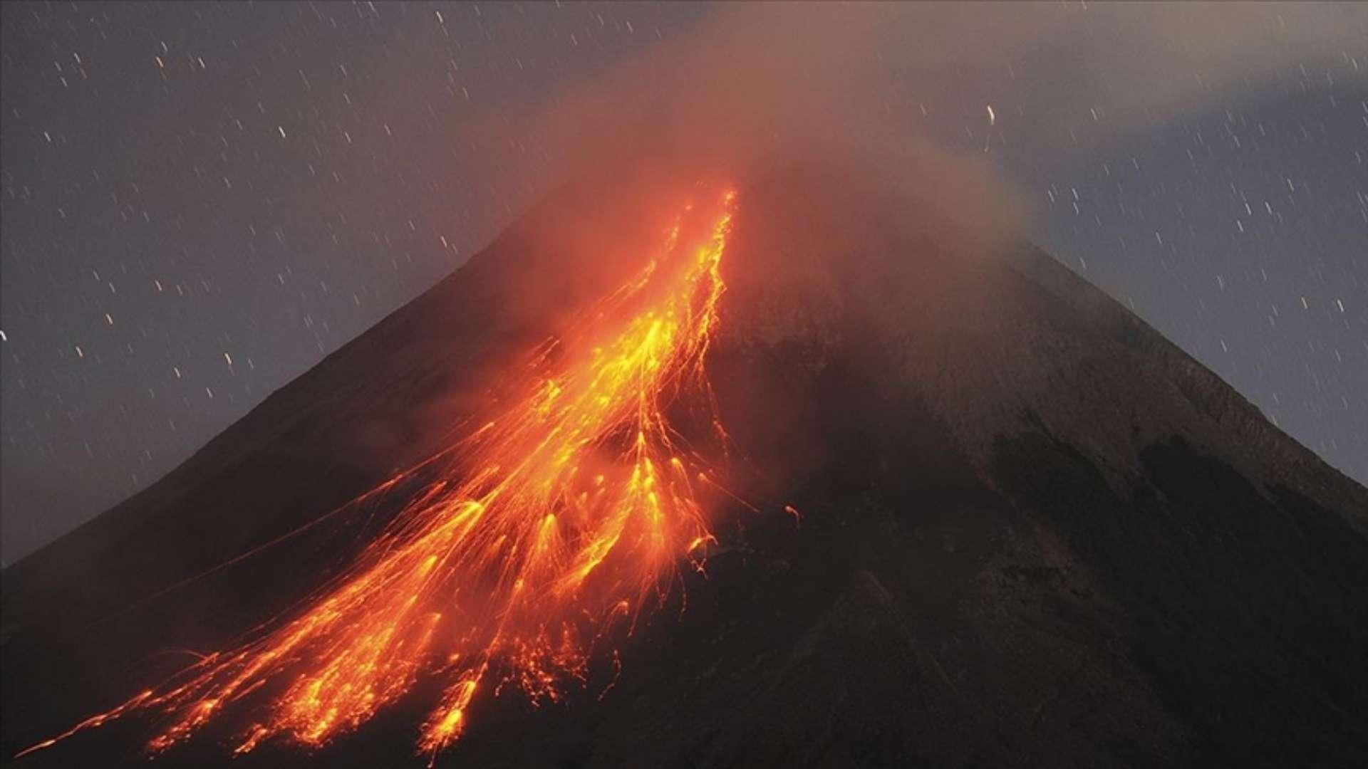 Endonezya'da Semeru Yanardağı'nda Üst Üste Altı Patlama Kaydedildi