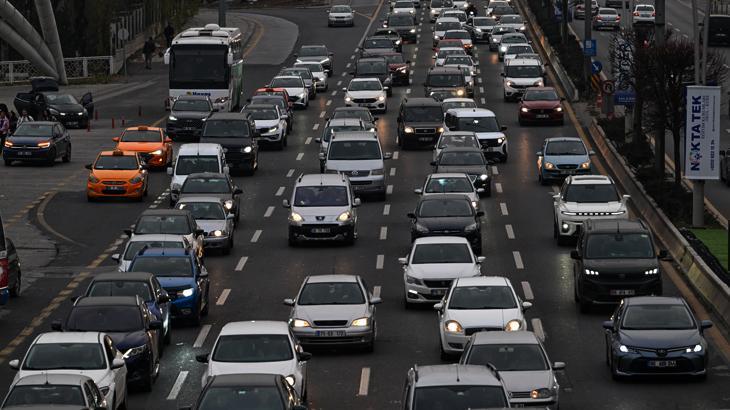 Başkentte Alışveriş Çilesi: AVM Kuyrukları Trafiği Felç Etti