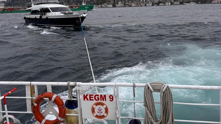 İstanbul Boğazı'nda Sürüklenen Tekne Tehlike Yarattı: Kurtarma Operasyonu Başarıyla Tamamlandı