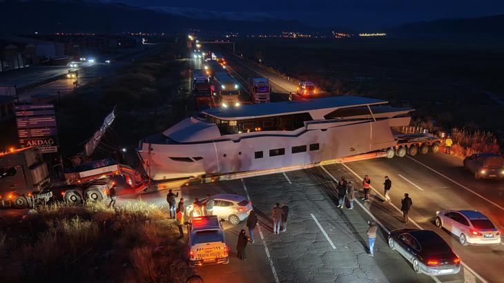 Erzurum'da Lüks Yat Taşıyan TIR Yolu Kapattı: İlginç Görüntüler Ortaya Çıktı