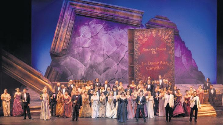 "La Traviata" Sahneleniyor: Toplumsal Ahlak ve Aşkın Zamansız Sorgulaması