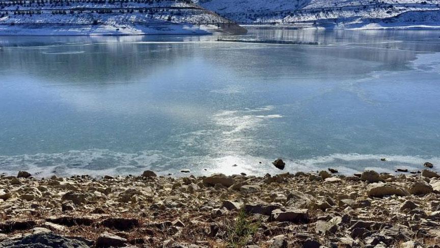Gökçedere Göleti'nde Buz Tutma Manzarası: Kışın Sert Yüzü Görüldü