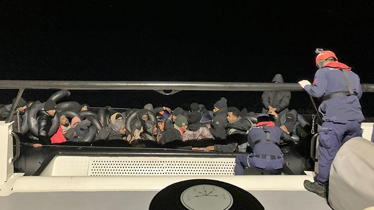 İzmir Sahillerinde Düzensiz Göçmen Operasyonu: 44 Kişi Yakalandı, 18 Kişi Kurtarıldı