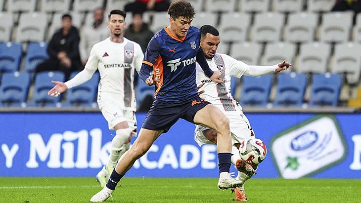 Başakşehir Farkla Kazandı: Gaziantep FK Karşısında!}{