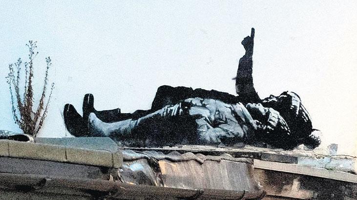Banksy Londra'da Yeni Bir Eserle Dikkat Çekti: Çocuklara Yönelik Mesaj