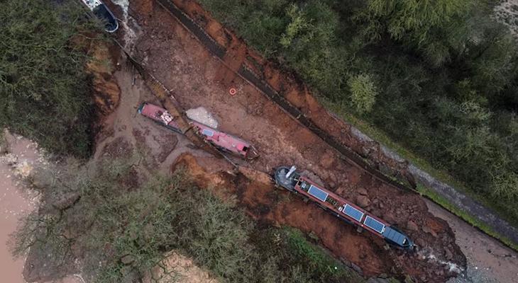 İngiltere'de Tarihi Kanal Seti Çöktü: 4 Metrelik Obruk Oluştu