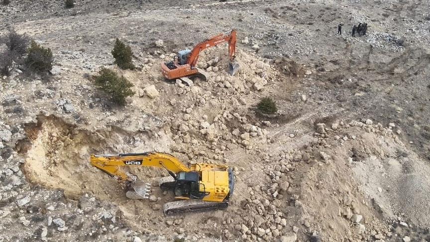 Karaman'da Tarihi Eser Kaçakçılığı Girişimi: Kepçelerle Yapılan Operasyonda Suçüstü Yakalanma