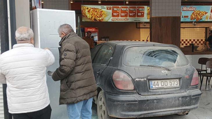 Malatya'da Sürpriz Kaza: Otomobil Döner Salonuna Daldı
