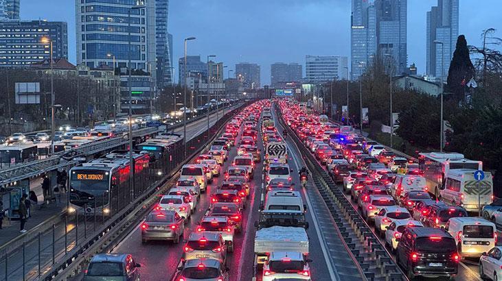 İstanbul'da Yağmur Trafiği Felç Etti: Yüzde 90 Yoğunluk!
