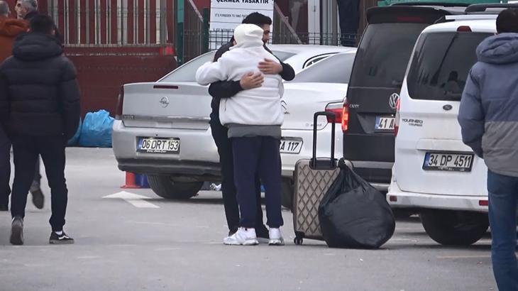 11. Yargı Paketi Yürürlükte: Tahliyeler Başladı, Mahkum Yakınları Cezaevi Önünde