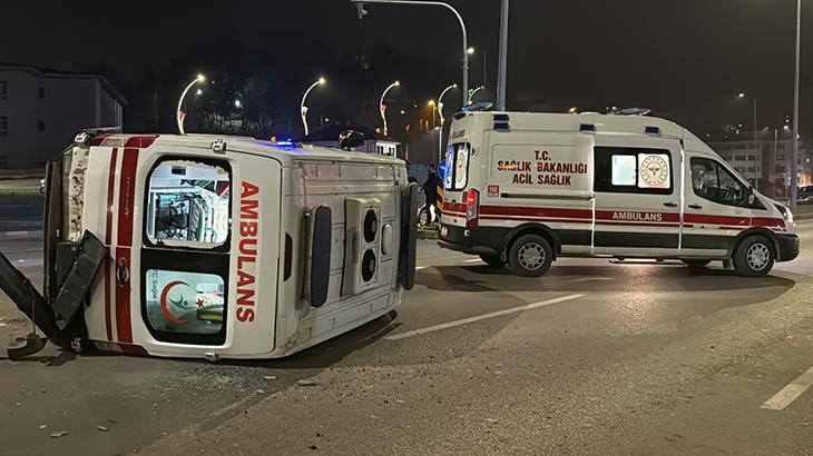Ambulansın Otomobille Çarpışması Sonucu 3 Sağlık Personeli Yaralandı