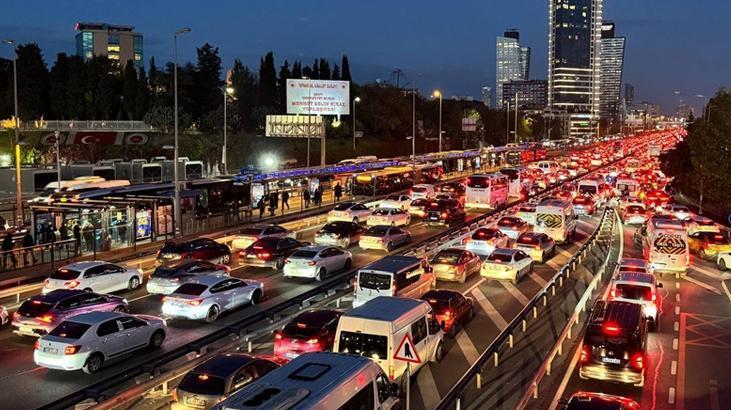 İstanbul'da Trafik Yoğunluğu Yüzde 83'e Ulaştı: Kent Genelinde Hayatı Felç Eden Daralma