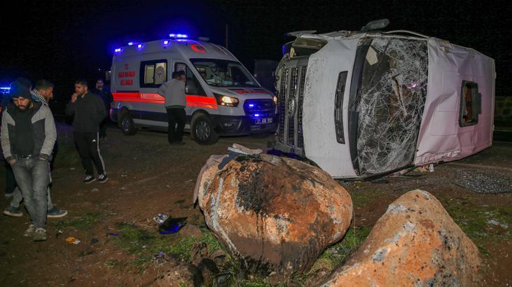 Diyarbakır'da İnşaat İşçilerini Taşıyan Minibüs Devrildi: 16 Yaralı