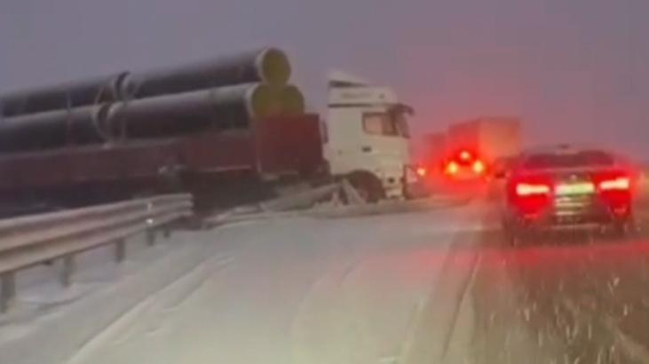 Yoğun Kar Yağışı Bolu'da Trafiği Felç Etti: Zincirleme Kazalar Ulaşımı Aksattı