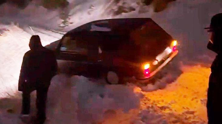 Kayseri'de Kara Saplanan Otomobildeki 3 Kişi Kurtarıldı