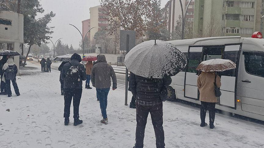 Yoğun Kar Yağışı Hayatı Felç Etti: Köy Yolları Kapandı, Eğitim Durdu