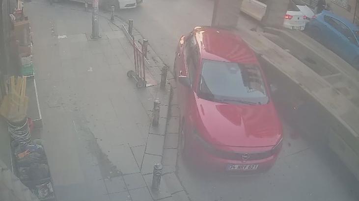 Küçükçekmece'de TIR, Park Halindeki Otomobile Çarptı: O Anlar Kamerada