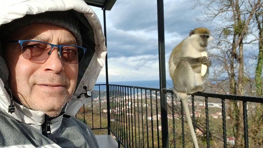 Giresun'da Beklenmedik Misafir: Hayvanat Bahçesinden Kaçan Maymun Balkonda Görüldü