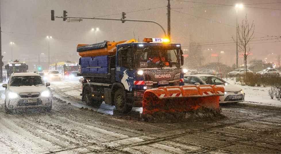 Polonya'da Yoğun Kar, Ulaşımı Felç Etti: Yüzlerce Araç Yolda Kaldı