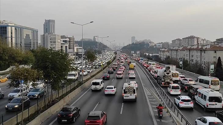 İstanbul'da Yılın Son Mesai Gününde Trafik Felç Oldu: Yoğunluk Yüzde 74'e Ulaştı