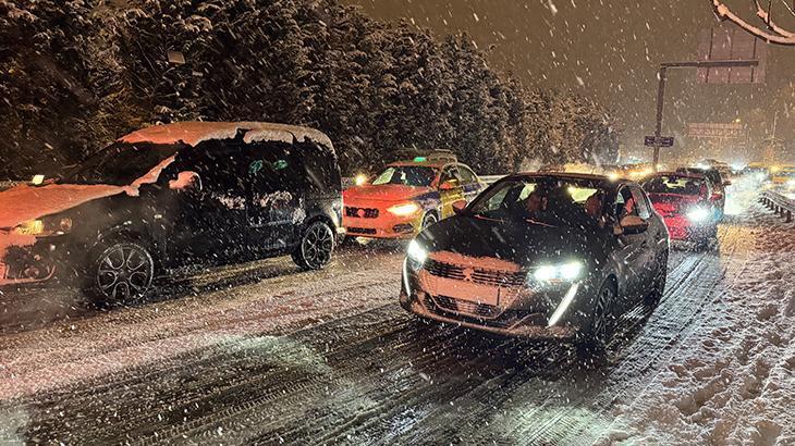 İstanbul Beyaz Örtüyle Kaplandı: Yeni Yıl Kar Sürprizi