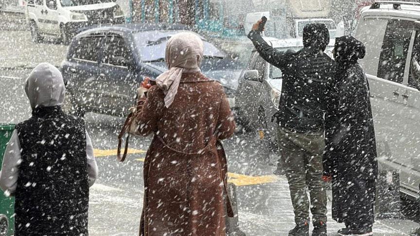 İstanbul'da Kar Yağışı Başladı: Meteoroloji Uyarıyor