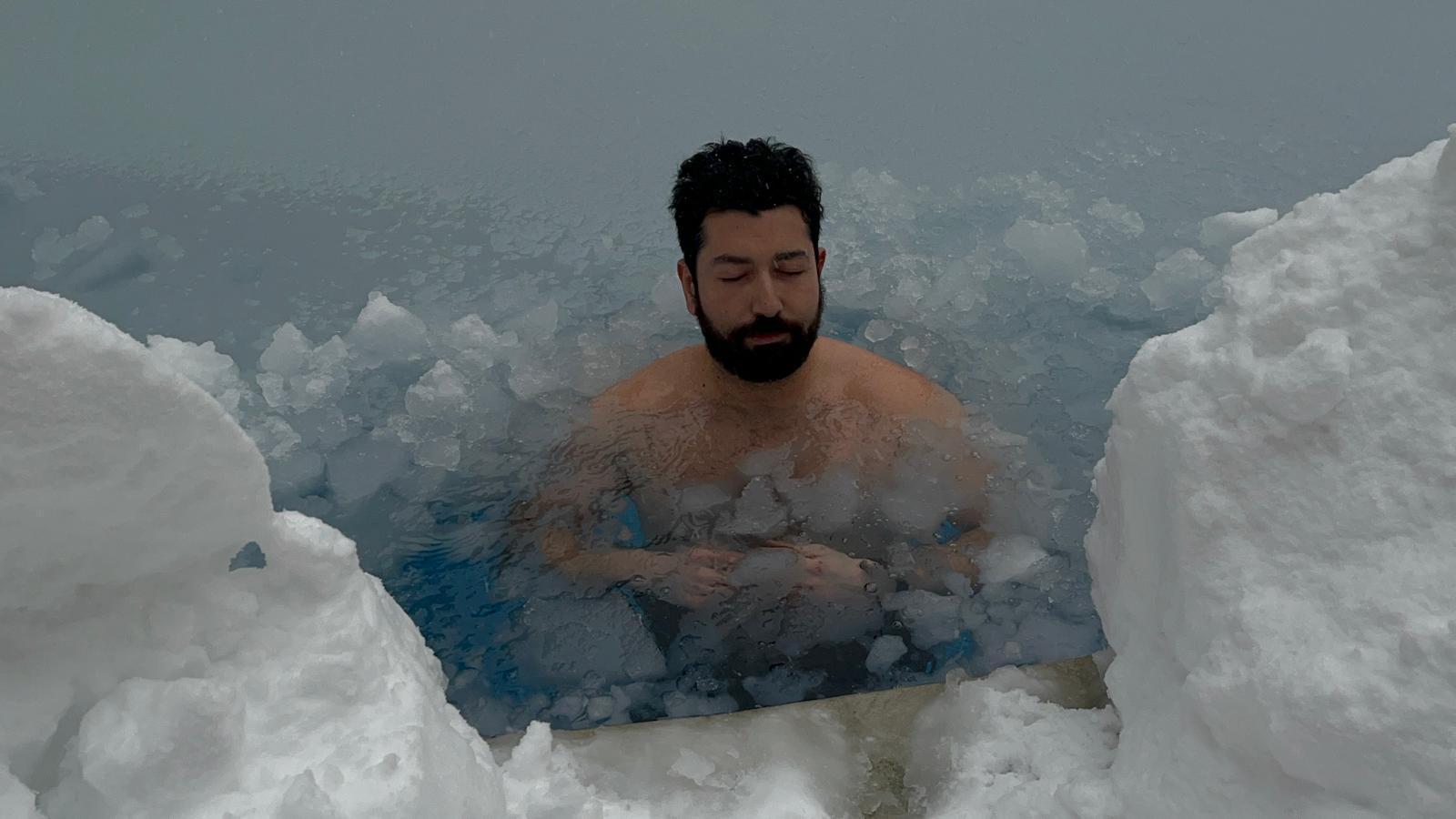 Bolu'da Sıfırın Altında 10 Derecede Soğuk Suya Girdi
