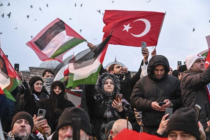 Galata Köprüsü'nde Filistin'e Destek: Gazze İçin Yükselen Ortak Çağrı
