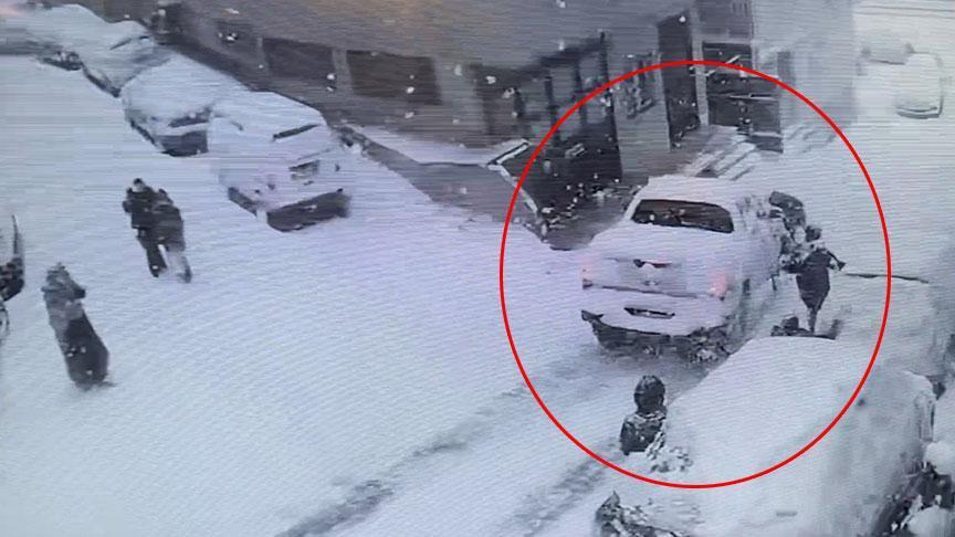 Kağıthane'de Kar Paniği: Kamyonet Kayarak Çocuklara Çarptı