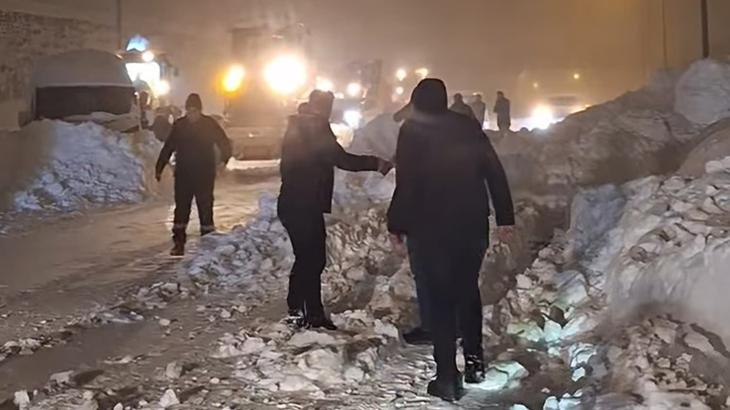 Bitlis'te Çığ Tehlikesi: Tanker Sürücüsü Kurtarıldı, Yol Açıldı